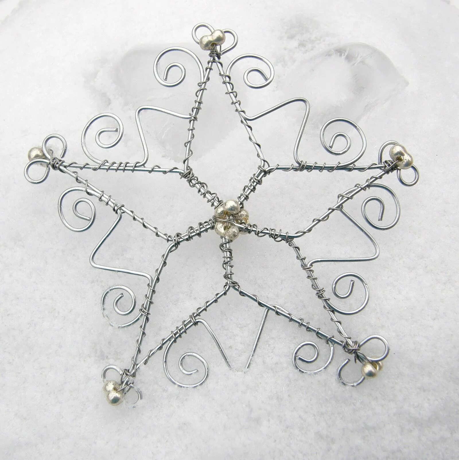 сделать звезду своими руками из проволоки. звезда из проволоки. елочное украшение из вешалки. звездочка из проволоки. елочные украшения из проволоки.