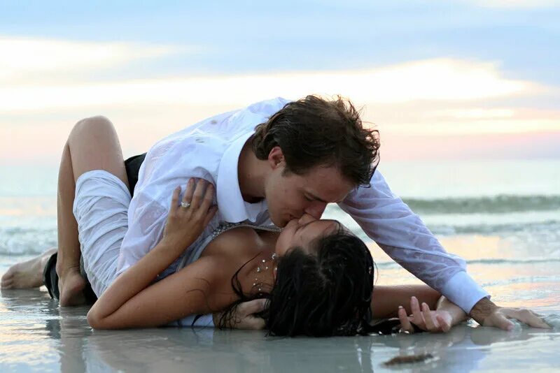 Романтик поцелуй. Поцелуй на море. Поцелуй на берегу моря. Заниматься любовью в море. Поцелуи на пляже.