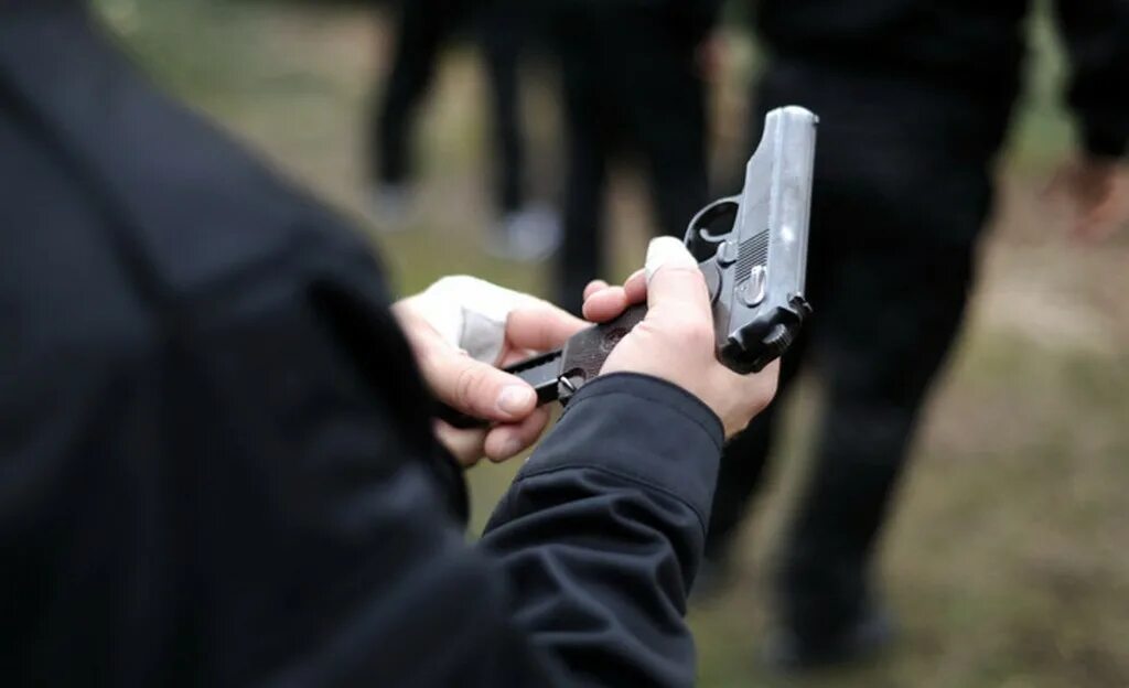 Нападение с огнестрельным оружием. Ружье в руках. Задержание вооруженного преступника. Орудие преступления. Нападение с оружием.
