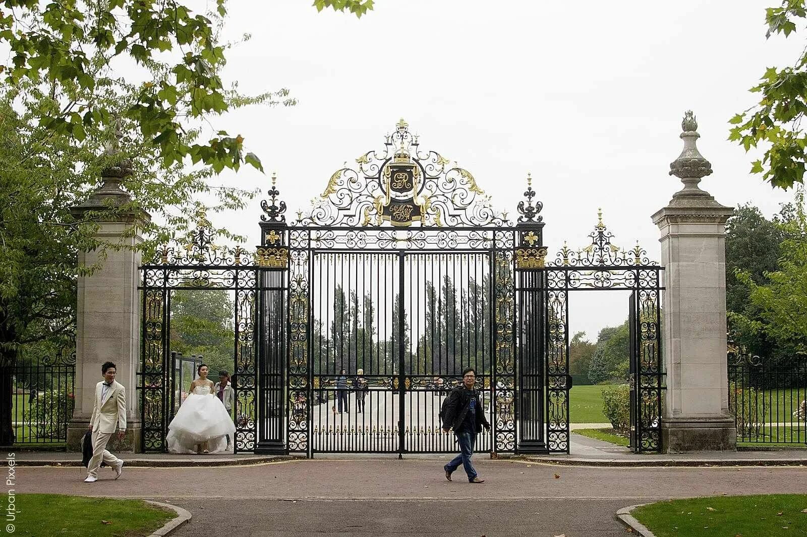 Гуляют ворота. Грин-парк Лондон ворота. Ворота гайд-парк Лондон. Royal Park в Лондоне. Риджентс парк.