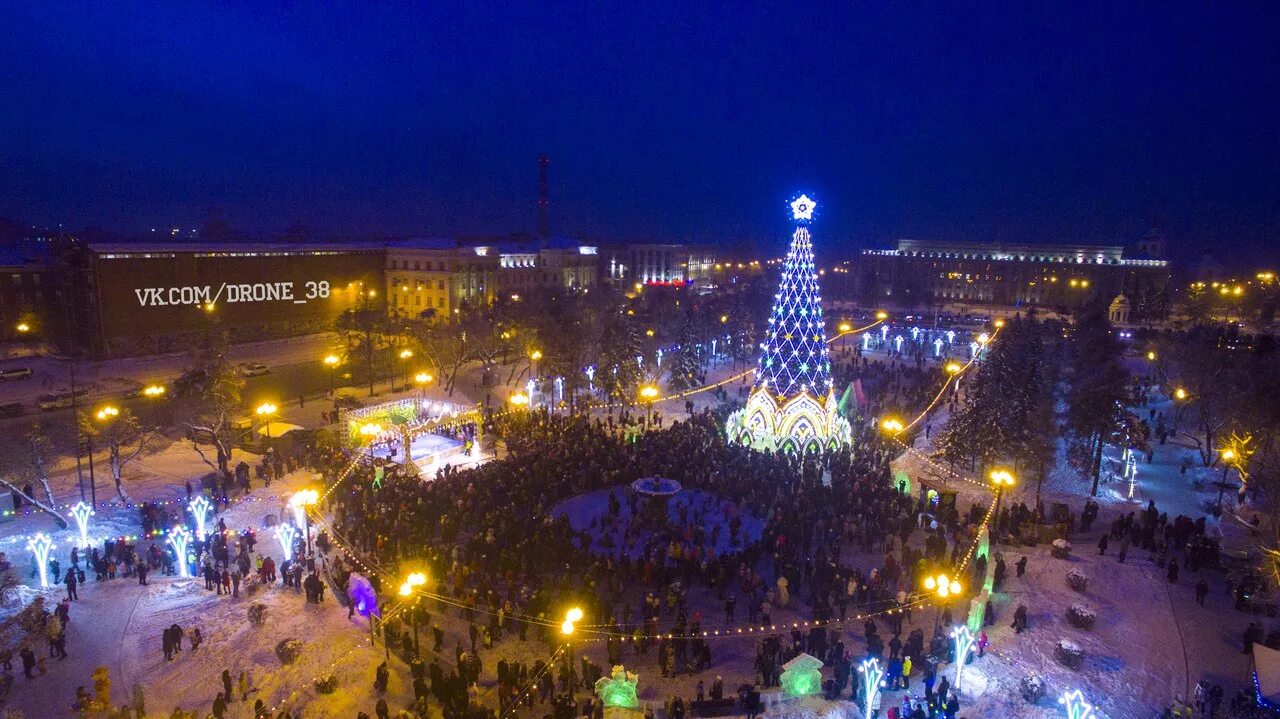кемпинг отель ёлочка байкальский тракт. елка на сквере кирова иркутск 2021. новогодняя елка на улицах иркутска. новогодний иркутск фото. новогодняя ёлка на улицах города иркутска.