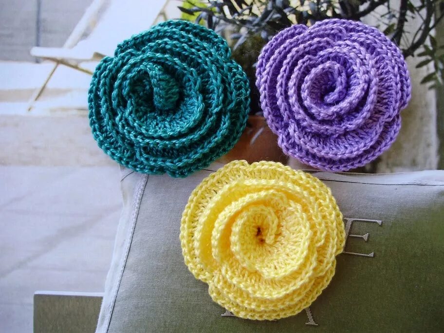 цветы крючком для украшения. связать объемный цветок стоячий крючком. вязаные цветы. цветы из пряжи крючком. как просто связать цветок лепесток.