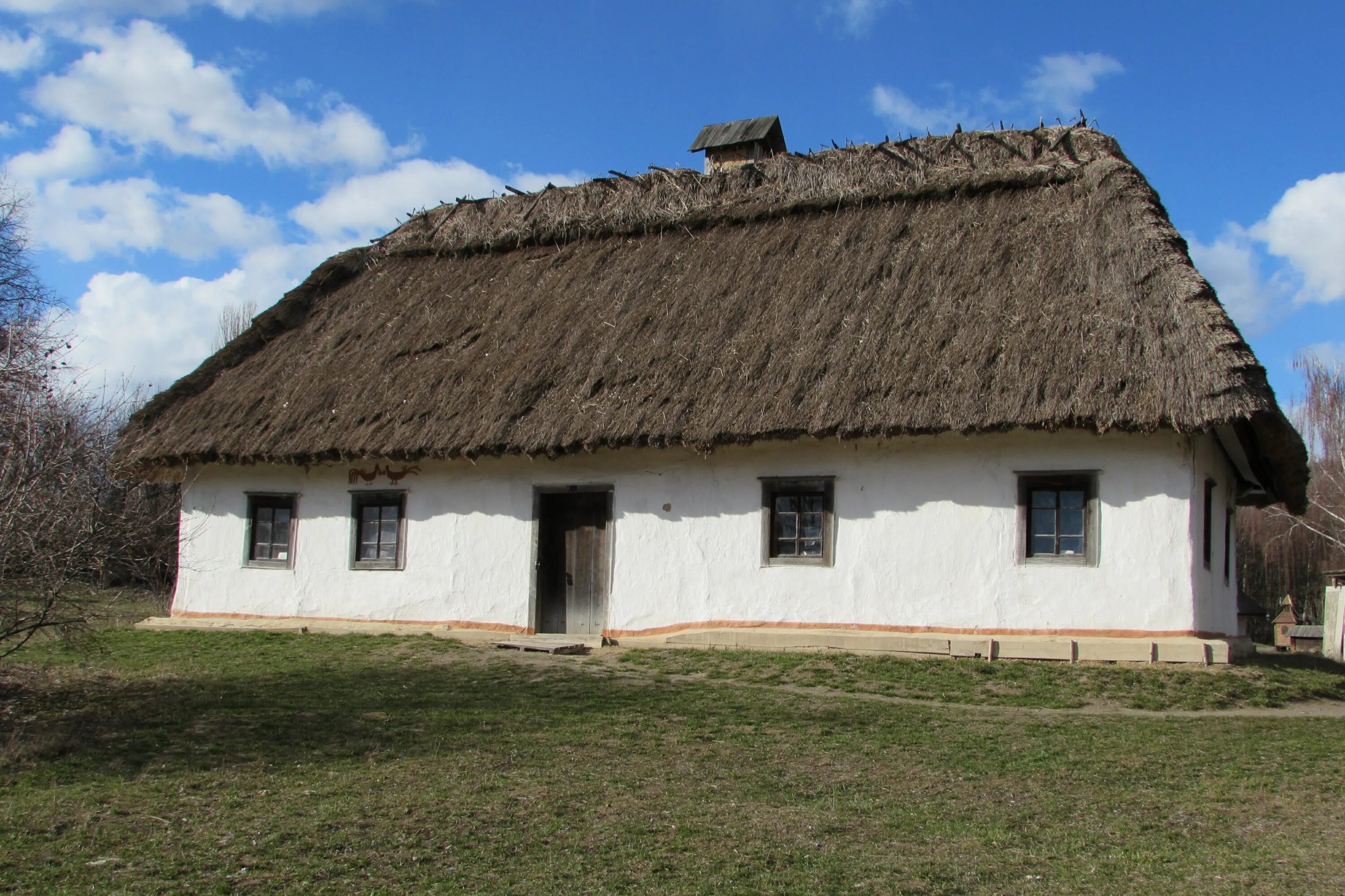 Центральная хата. Хаты мазанки Украина. Украинская хата Мазанка. Традиционное жилище Мазанка Украина. Украинская хата Мазанка 17 века.