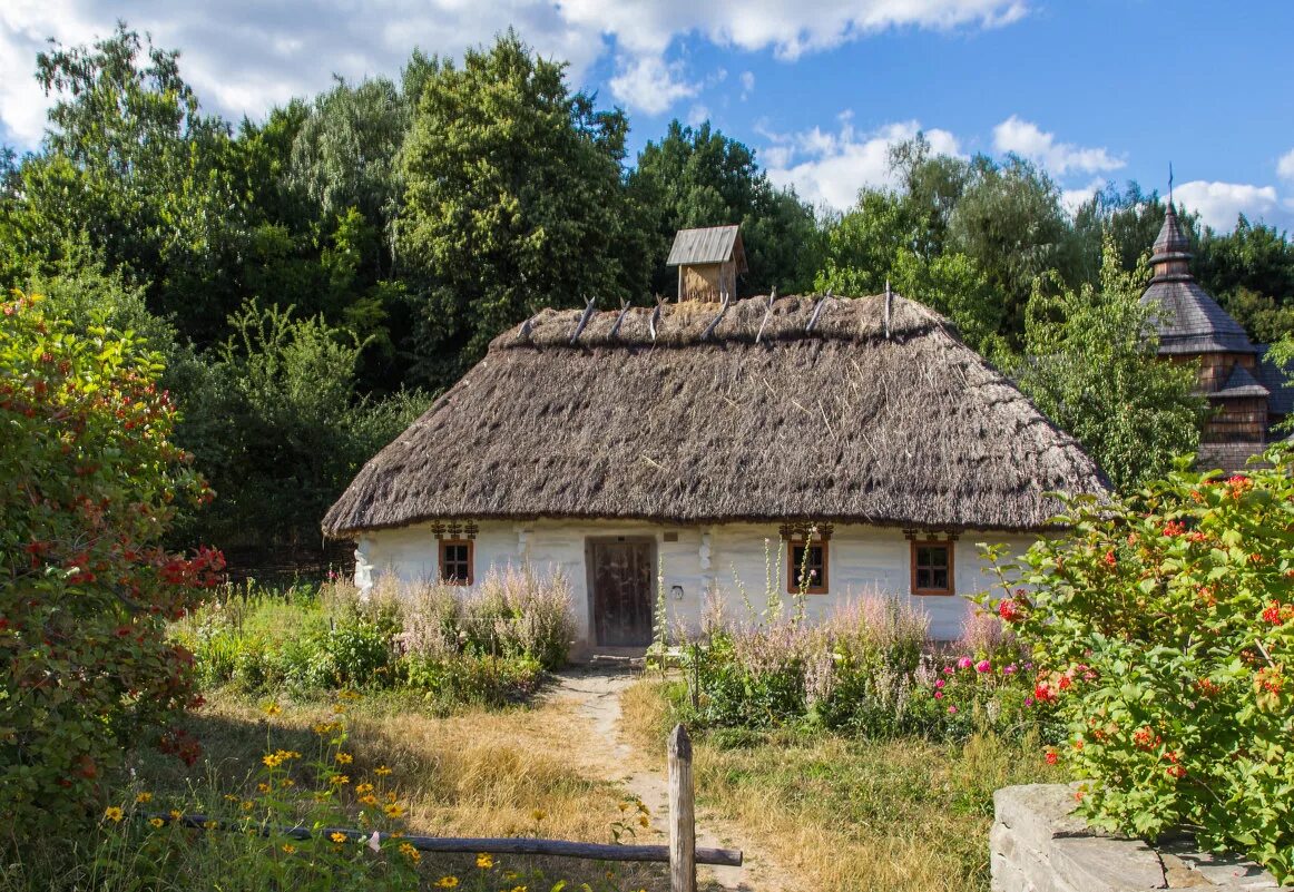 Украинская хата Мазанка. Хата с соломенной крышей Курская область. Украинские хаты деревня. Хата казака музей с соломенной крышей Краснодарского края.