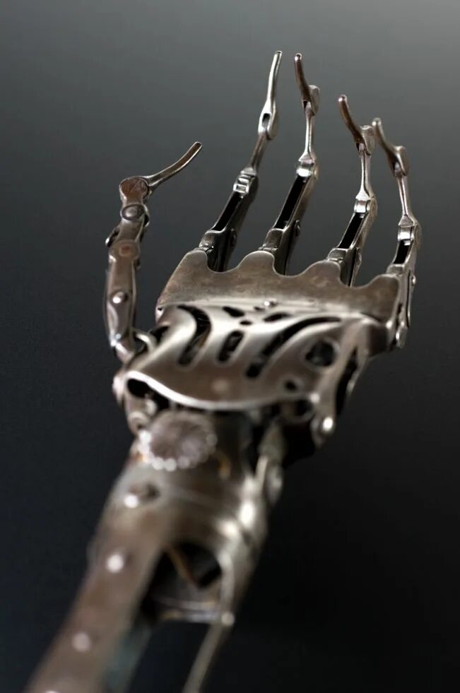 Metal hand. Протез левой руки, 1850-1910. Викторианский протез руки, 1840-1940 гг.. Механический протез. Протез руки.