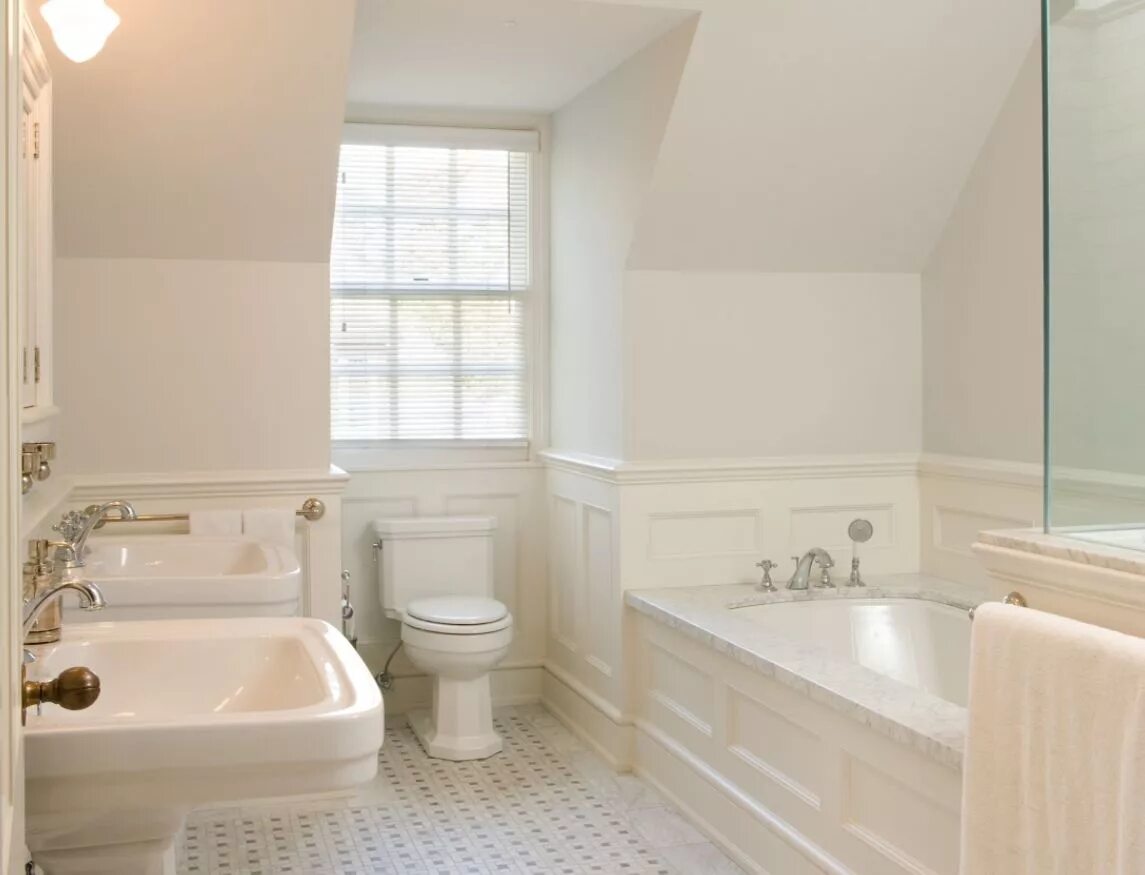 Интерьер ванны панели. Ванна обшитая белыми панелями. Белые панели в ванной. Панели для ванной комнаты белые. Ванная комната отделанная панелями.