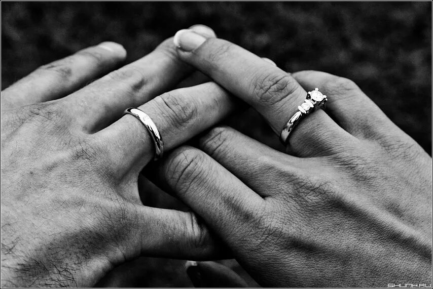 Красивые мужские руки. Руки влюбленных. Тиффани кольцо обручальное тиффани. Руку белую с кольцом. Свадебное колечко на палец.