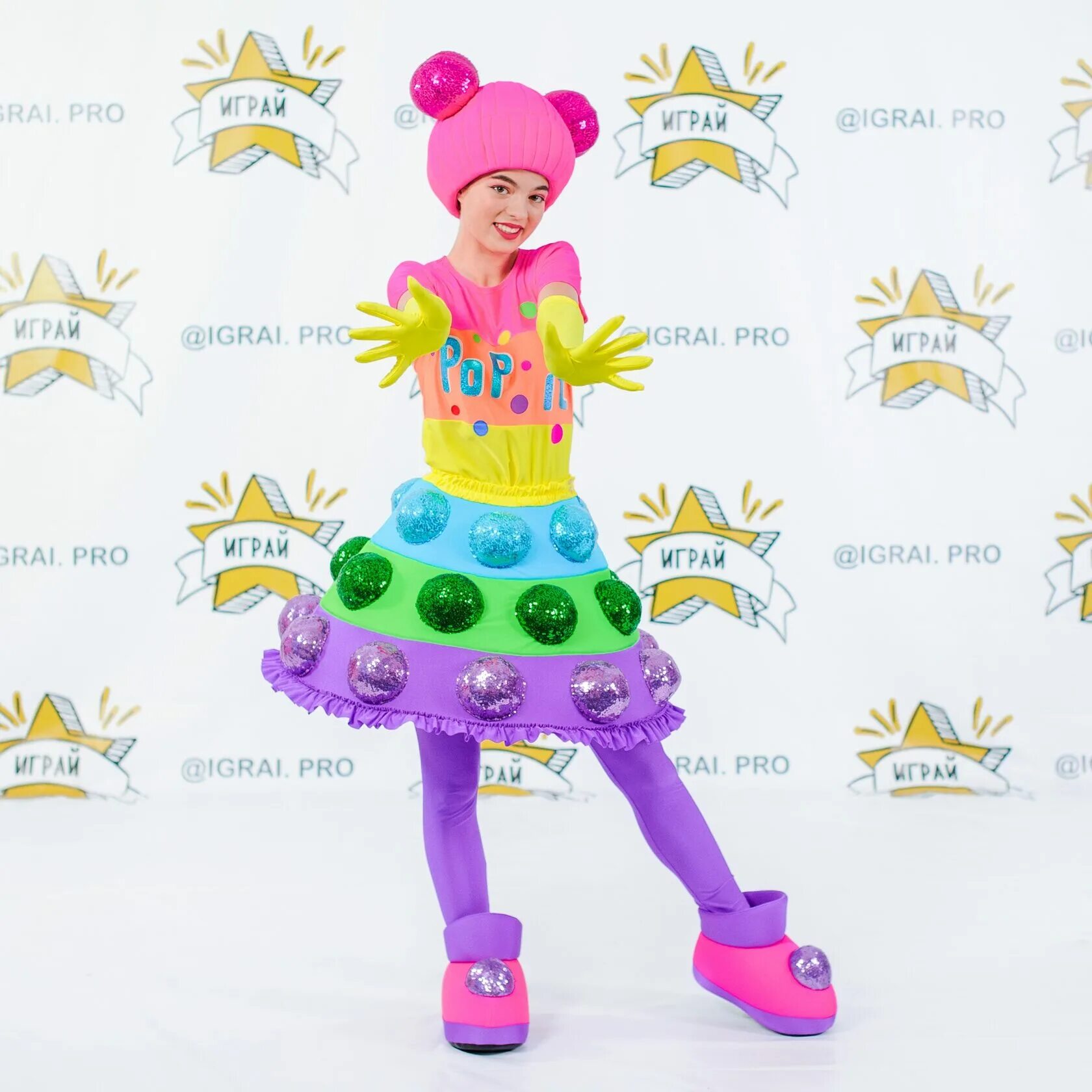 Девочка в маске анонимуса с поп итом. Костюм поп ит. Костюм поп ит. Девочки поп арт в маске. Девочка поп ит.