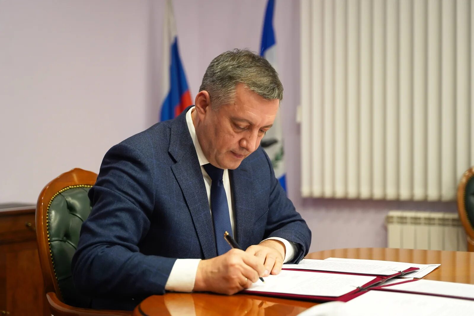 Кобзев губернатор Иркутской области. Губернатор Иркутска 2022. Губернатор подписывает указ