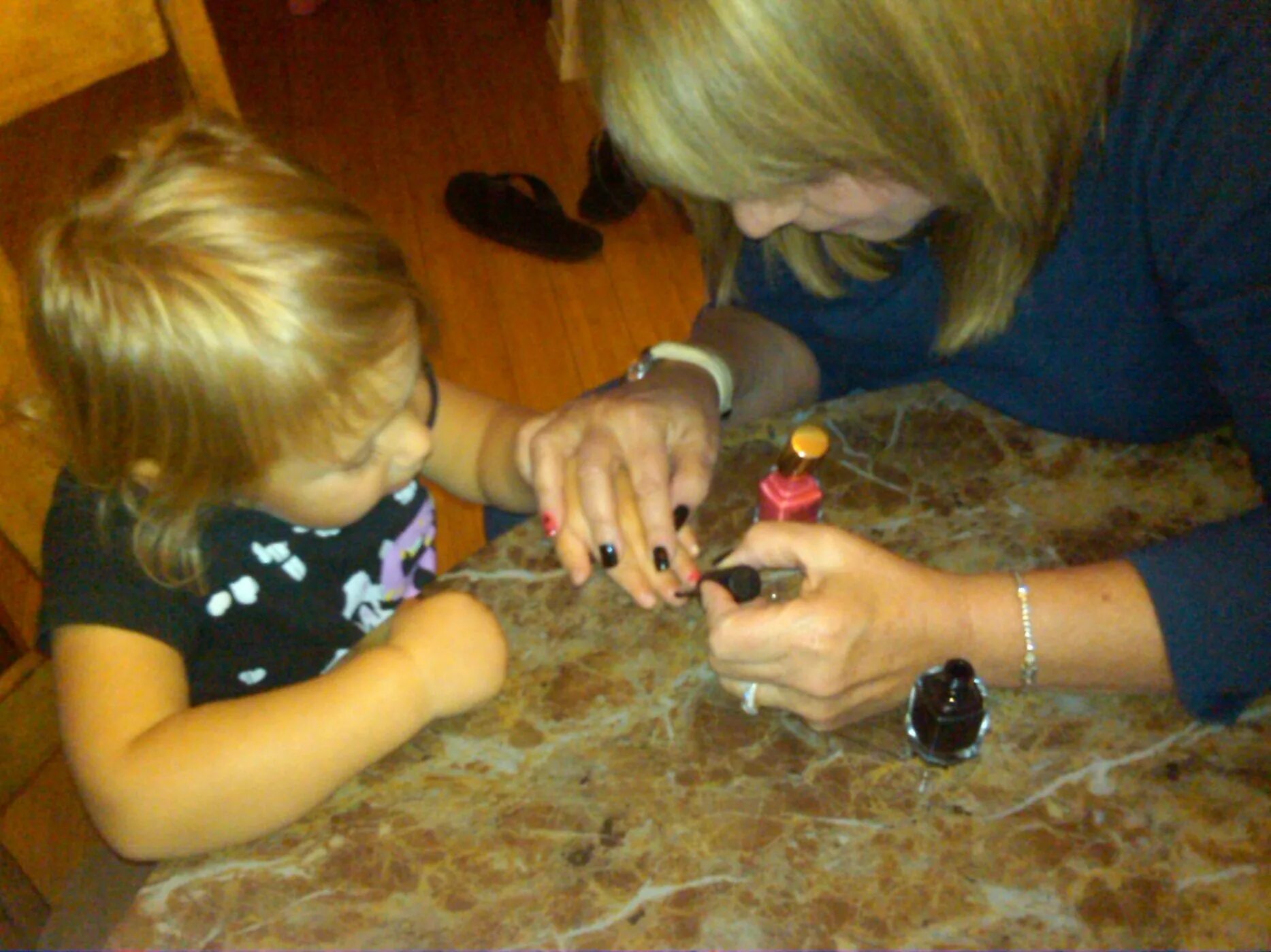 Игрушка откусила 2 пальца ребенку. Gotta go flamingo. Игрушка откусила 2 пальца ребенку фламинго. Игрушка которая откусила ребёнку пальцы. Игрушка на палец.