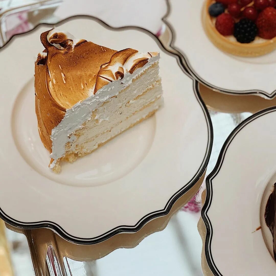 Is there cake left. There is there are холодильник. There are in the fridge. How much how many еда. A piece of cake идиома.