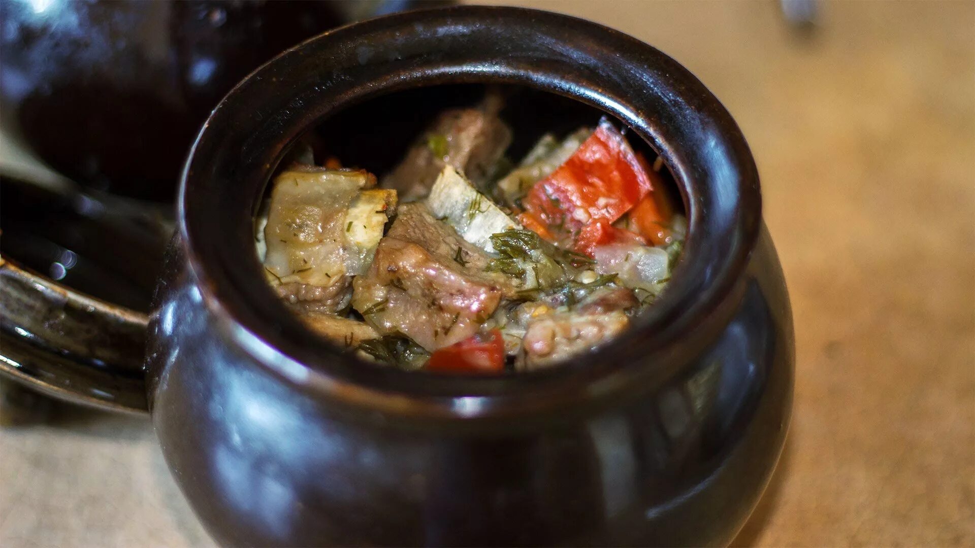 При какой температуре запекать мясо в горшочках. Мясо в горшочках. мясо в горшочках с картошкой. жаркое по домашнему в горшочках. говядина в горшочках.