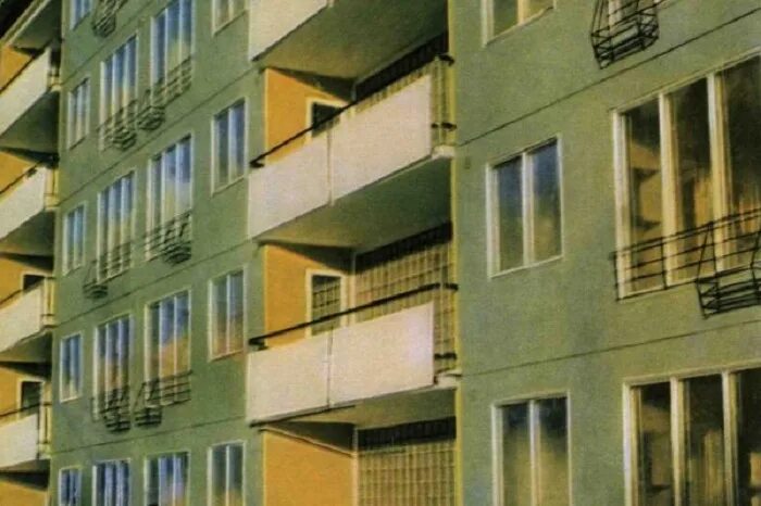 блочные хрущевки. красивый пятиэтажный дом. пластиковые хрущевки. балкон фасад. пластиковые хрущевки.