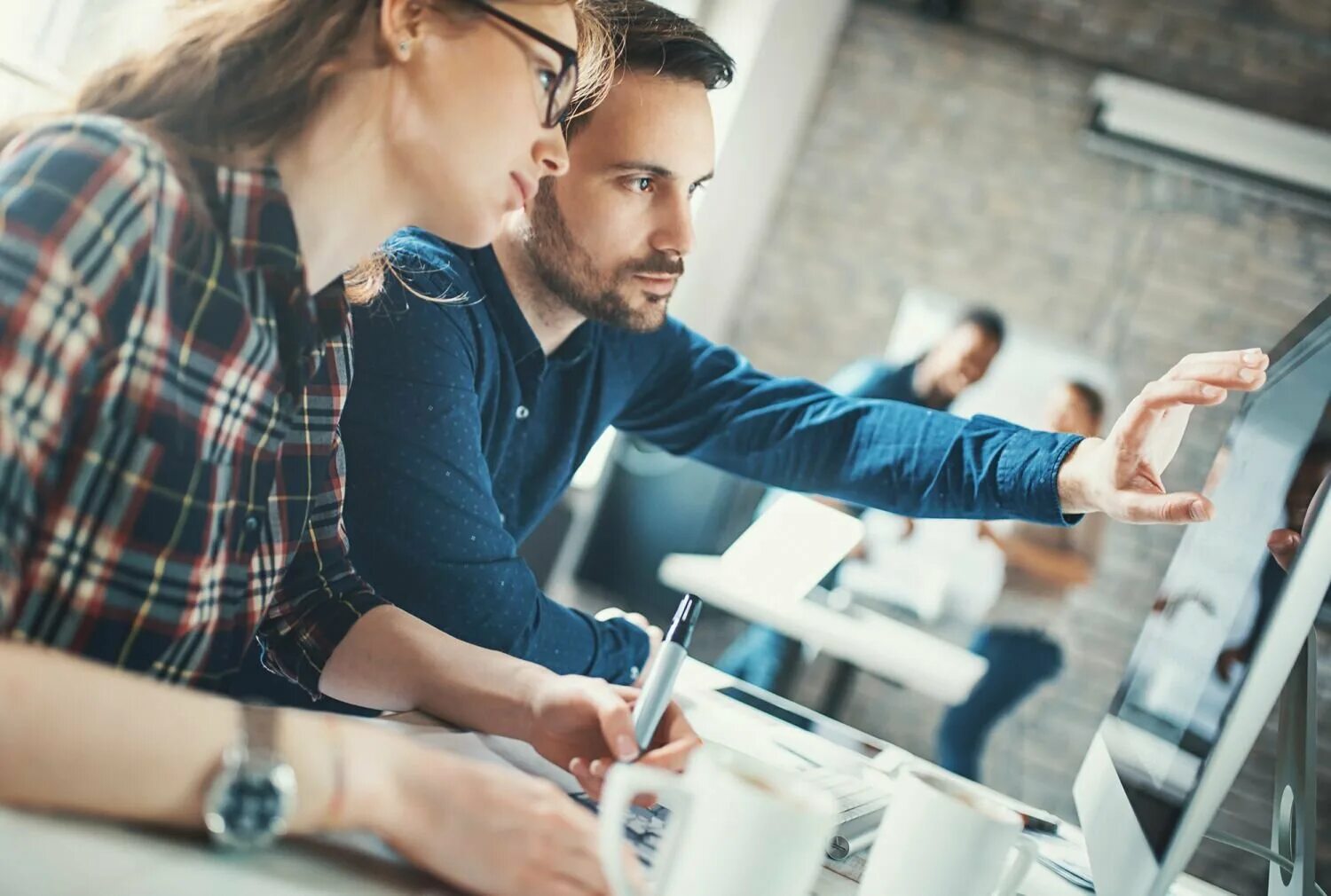 мужчина в офисе за компьютером. дизайнер за компьютером. креативный менеджмент. графический дизайнер профессия. творческое проектирование.