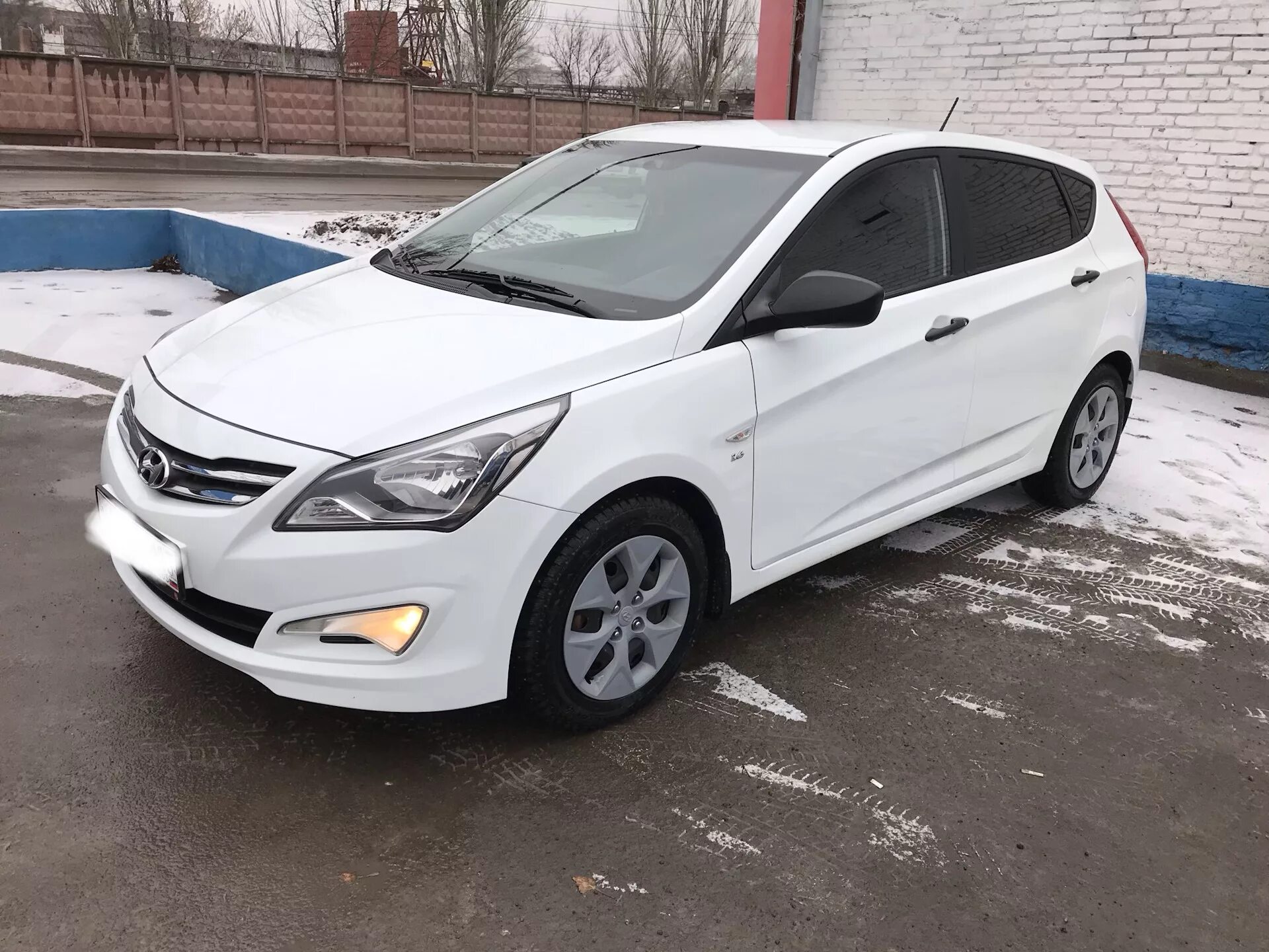 Hyundai Solaris 1.6 at хэтчбек. Белый Хендай Солярис хэтчбек 12 года. Solaris Hyundai белый r17 вертушки. Белый Солярис хэтчбек с черными ручками. Солярис хэтчбек 1.6