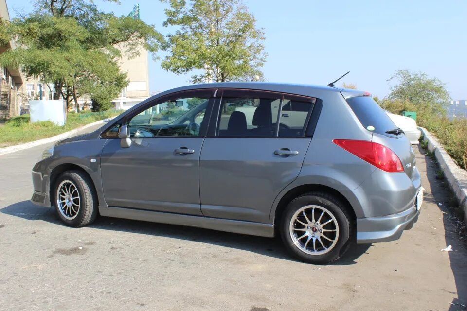 Nissan tiida на 16 колёсах. Ниссан тиида хэтчбек на 17 дисках. Тиида r17. Nissan tiida диски r17. Nissan tiida на 17 дисках.
