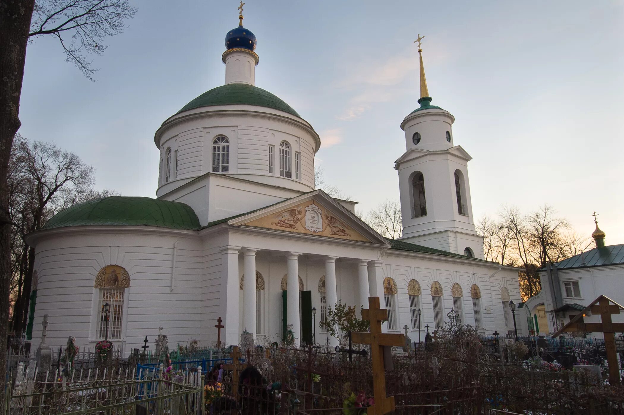 Церковь скорбящего кладбища. Скорбященский храм рязань. церковь всех скорбящих радость рязань. рязань старообрядческая скорбященская церковь. церковь на скорбящем кладбище рязань.