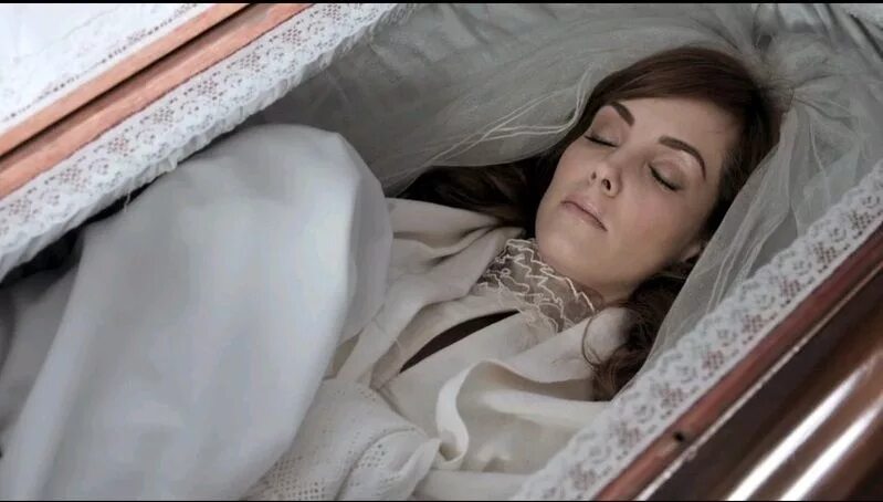 Умершие женщины. Мертвая девушка в свадебном платье. Красивая мертвая девушка. Одежда для покойника. Лиана котсуру похороны.