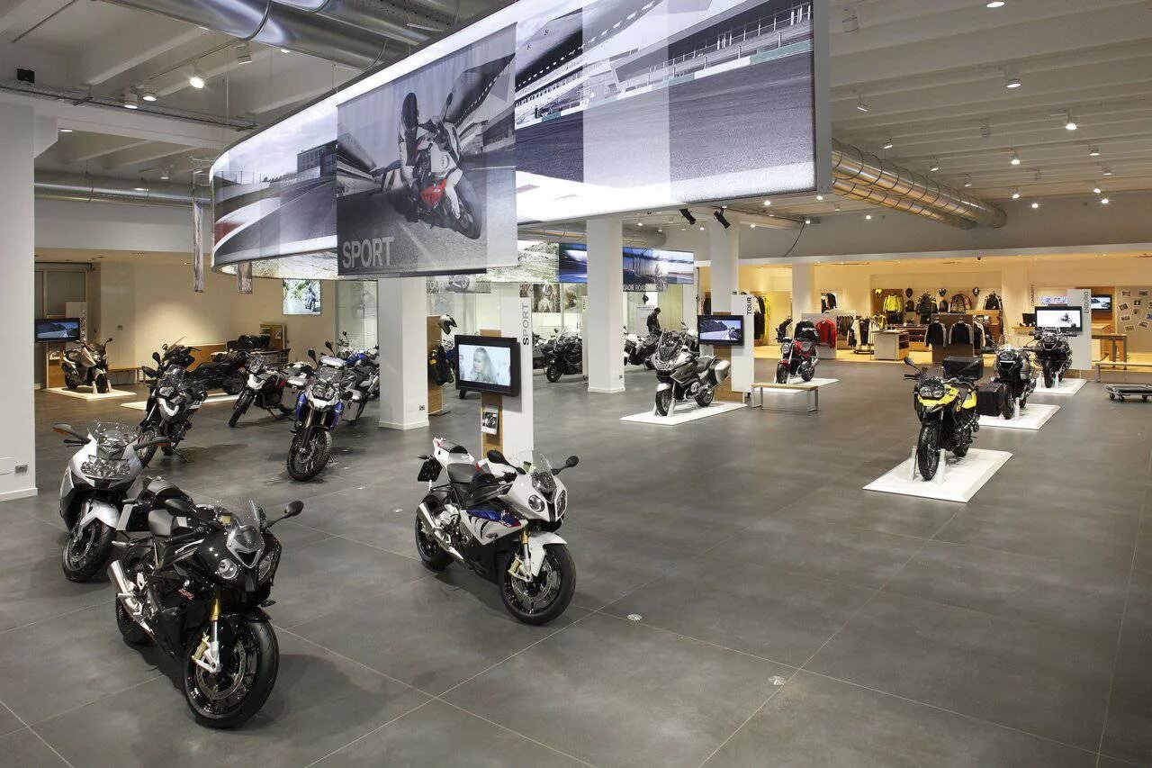 Мотосалон BMW. BMW Motorrad Showroom. Мотосалон Антонова-Овсеенко. Мотосалон Kawasaki.