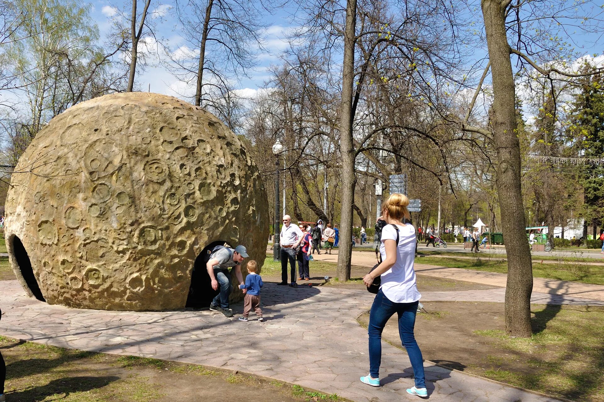 Чего нет в парке астрономов в сокольниках. Парк астрономов сокольники. сад астрономов в парке сокольники. луна сокольники. луна в парке сокольники.