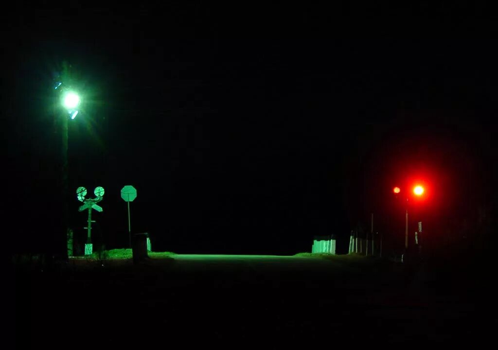 Освещение железнодорожных переездов ночью. Переезд в квартиру. Жд переезд ночью. Ночной жд переезд. Жд переезд ночью.