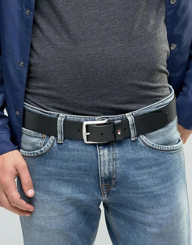 Ремень для джинсов. Мужчина с ремнем. Ремень с пряжкой томми хилфигер. Ремень для брюк мужской. Ремень для классических брюк мужской.