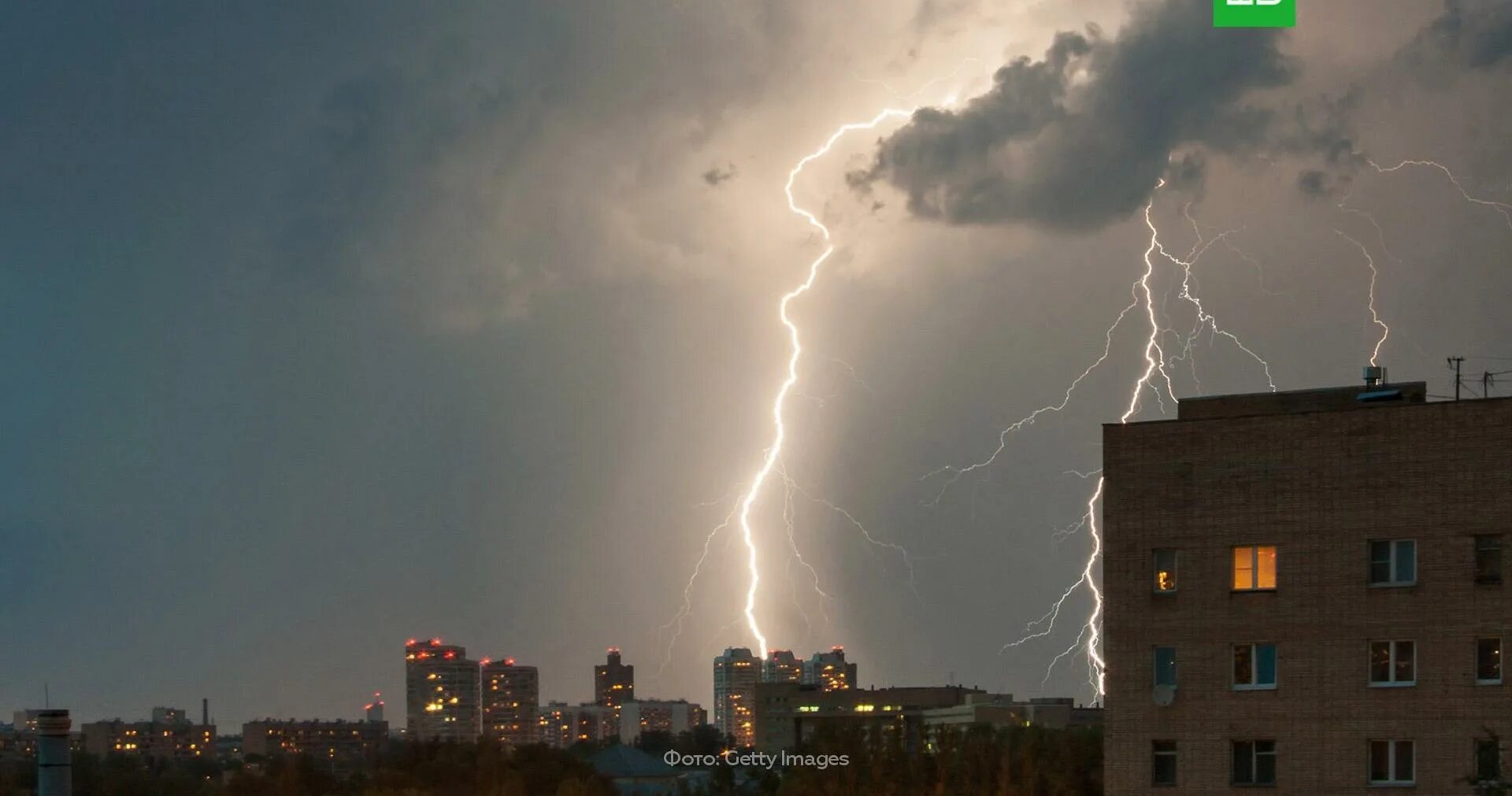 Дождь звонкой пеленой. Надвигается гроза. Гром прогремел по крышам. Гром прогремел по крышам. Гроза в окне.
