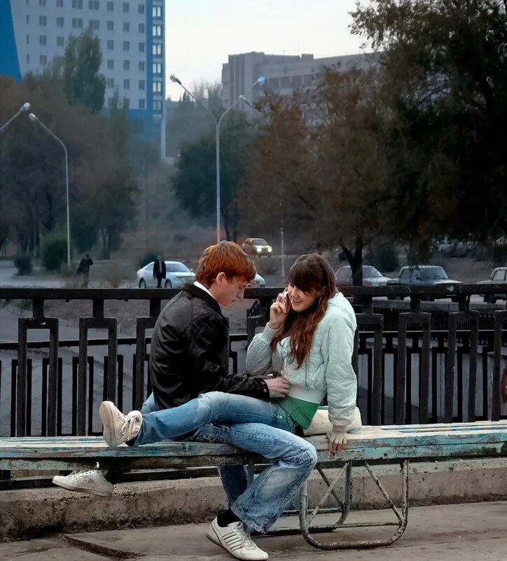 Апрель город любовь. Город любви. Городская любовь. Двое на мосту. Любовь человека к городу.