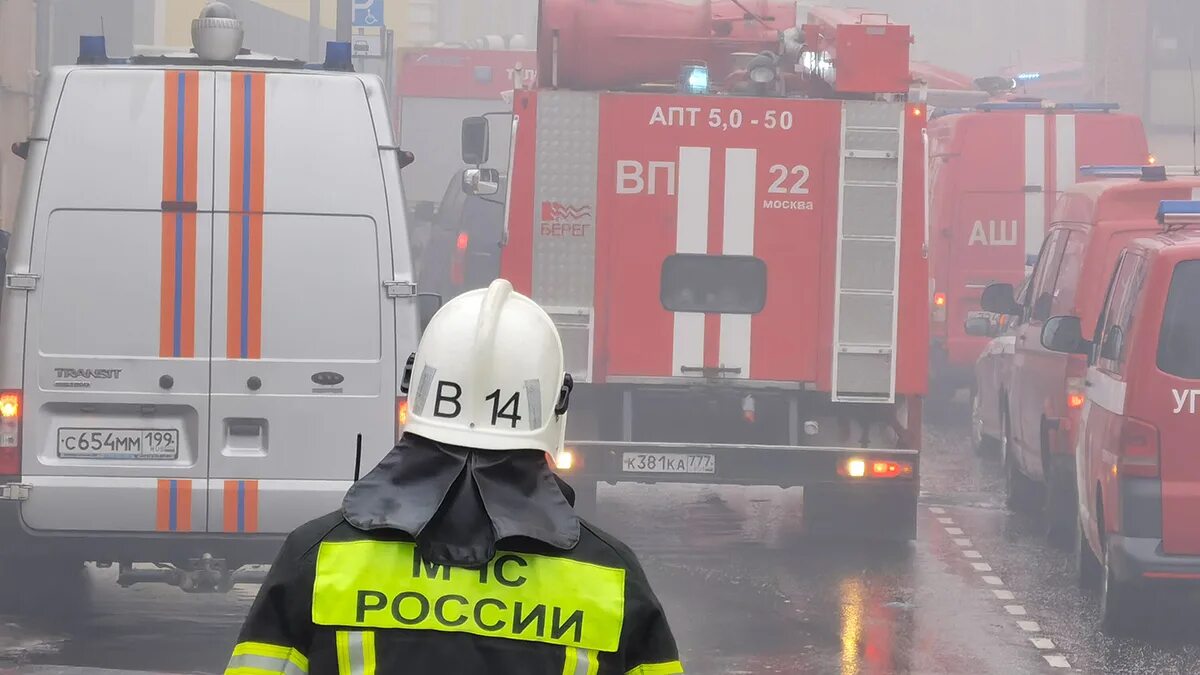Горит на северо востоке. Пожар на северо востоке москвы. пожар в квартире. пожар в москве 14 января. пожар в москве сегодня.