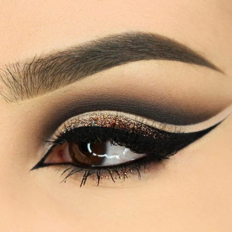 Black eyeliner. Арабский Смоки айс. Стрелки макияж. Макияж со стрелками. Макияж стрелки на глазах.