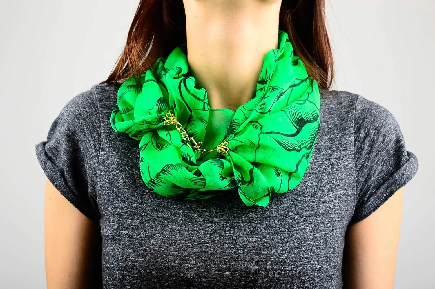 Легкий шарф на шее. Шарф, зелёный. Шарф из шифона. Легкий шарфик на шею.