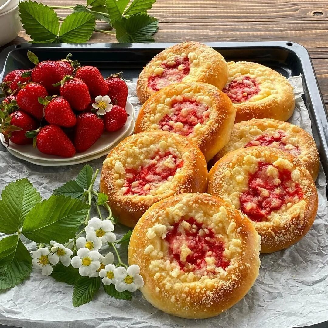 Ватрушка с клубникой. Ватрушка с клубникой. Ватрушка с заварным кремом. Ватрушка ягодная. Ватрушка с творогом и клубникой.