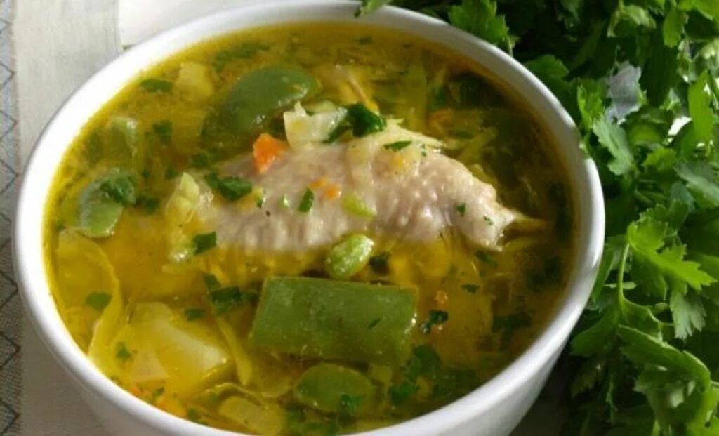 Суп со стручковой фасолью и курицей. Суп с зеленой фасолью стручковой. суп из зелёной фасоли стручковой. суп из стручковой фасоли с курицей.
