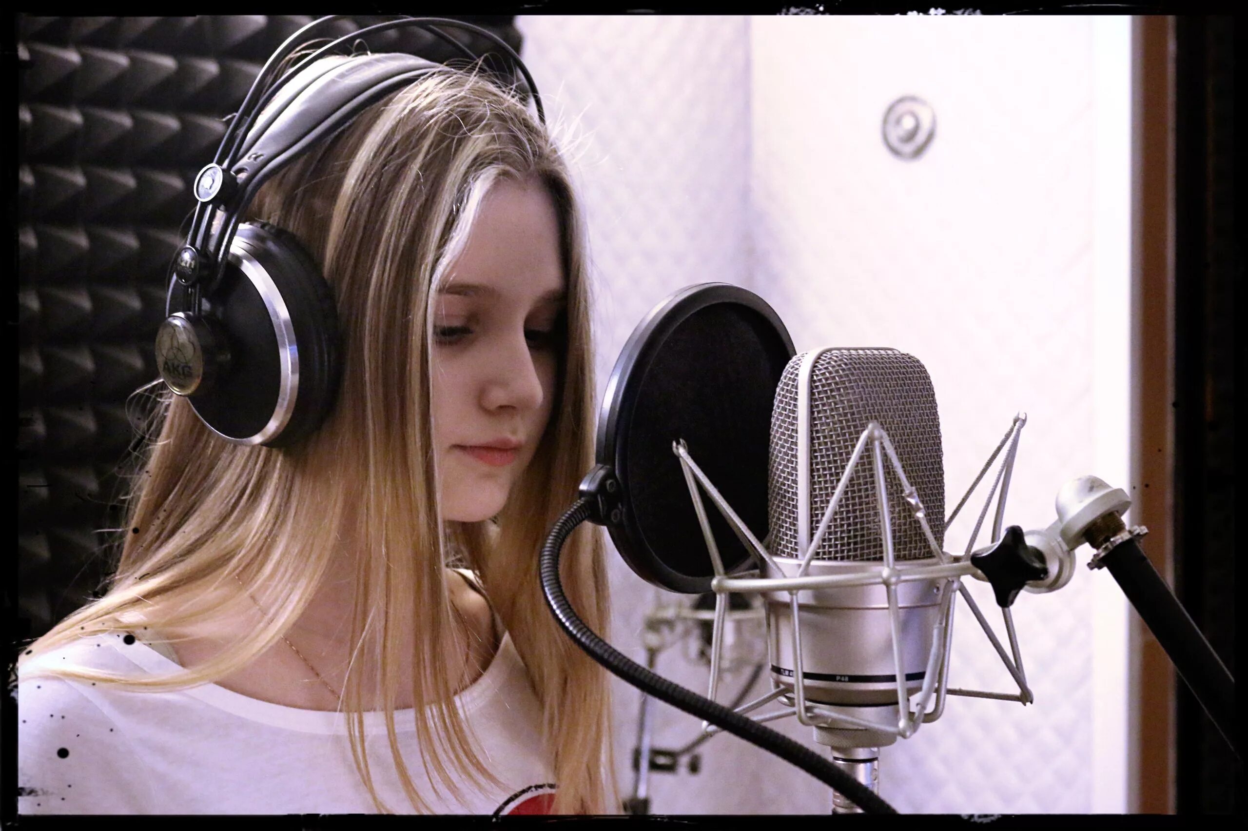 Поет в микрофон. Voice master. Девушка поет. Новая запись песни. А студия певица.
