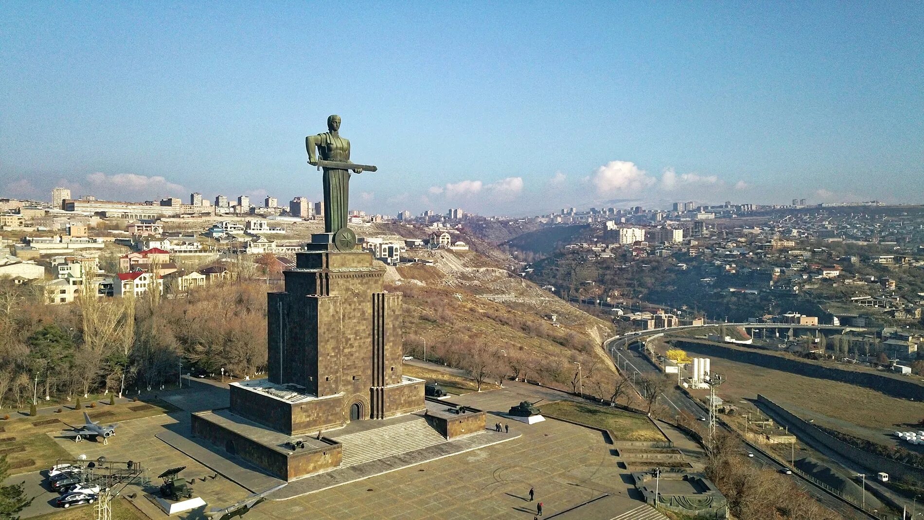 Победа ереван. Монумент Победы в Ереване. Монумент мать Армения. Мать-Армения Армения, Ереван, парк Ахтанак. Монумент Родина мать в Ереване.