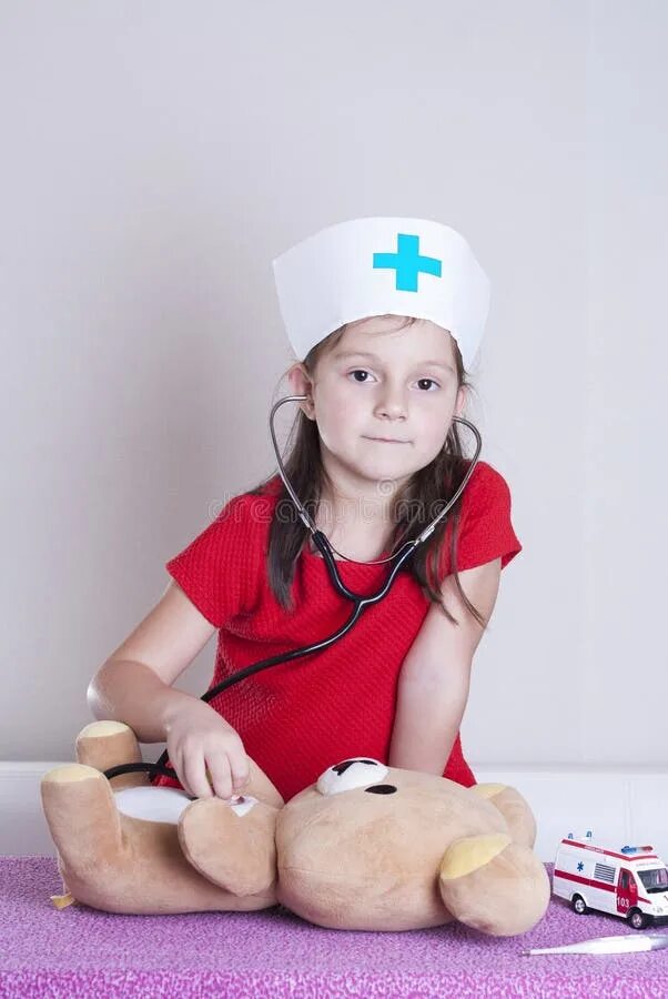 Девочка у врача. Маленький доктор девочка. Девочка доктор. Маленькая девочка в белом халате. Девочка в костюме доктора удивленная.