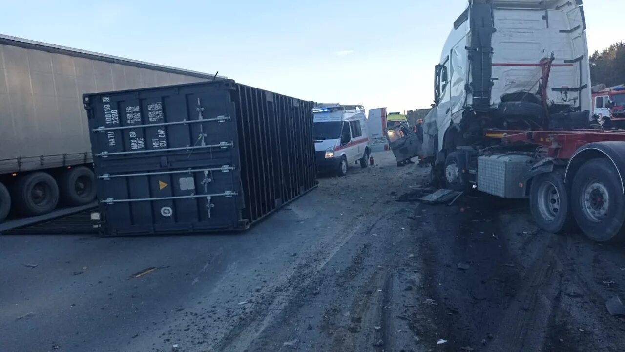 Е1 происшествия сегодня. Екатеринбург ДТП вчера на ЕКАДЕ. Русские фуры.