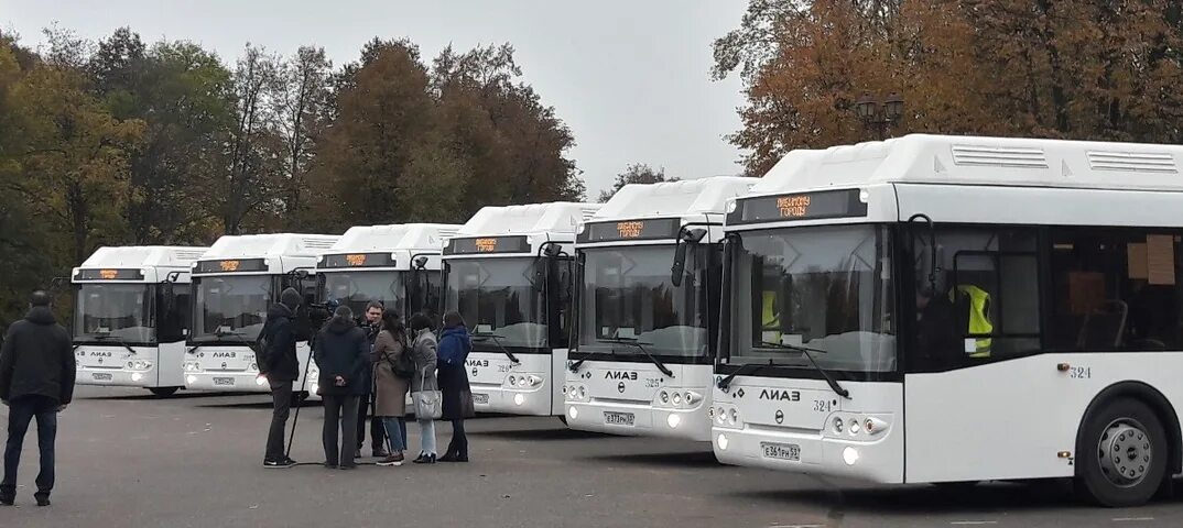 Автобус 19 в великом новгороде. Автобусный парк великий новгород. лиаз автобус великий новгород. великий новгород лиаз. автобусный парк великий новгород хутынская.