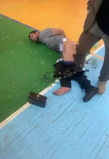 Террориста пытают без штанов
