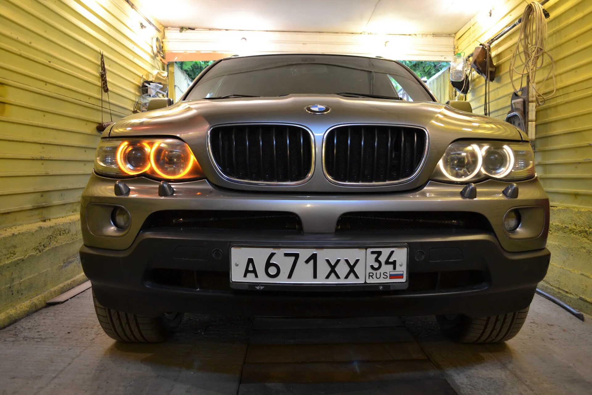Свет bmw e53. Hella black x5 e53. Как регулировать фары на бмв х5 е70. Бмв х5 е53 ночью. Bmw x5 e70 лед линзы.