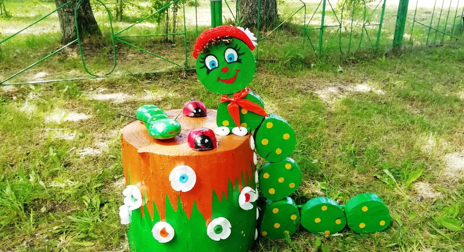 Украшение площадки в детском саду. Украсить участок в детском саду. Украшение площадки в детском саду. Поделки на участок детского сада. Поделки на участок детского сада.