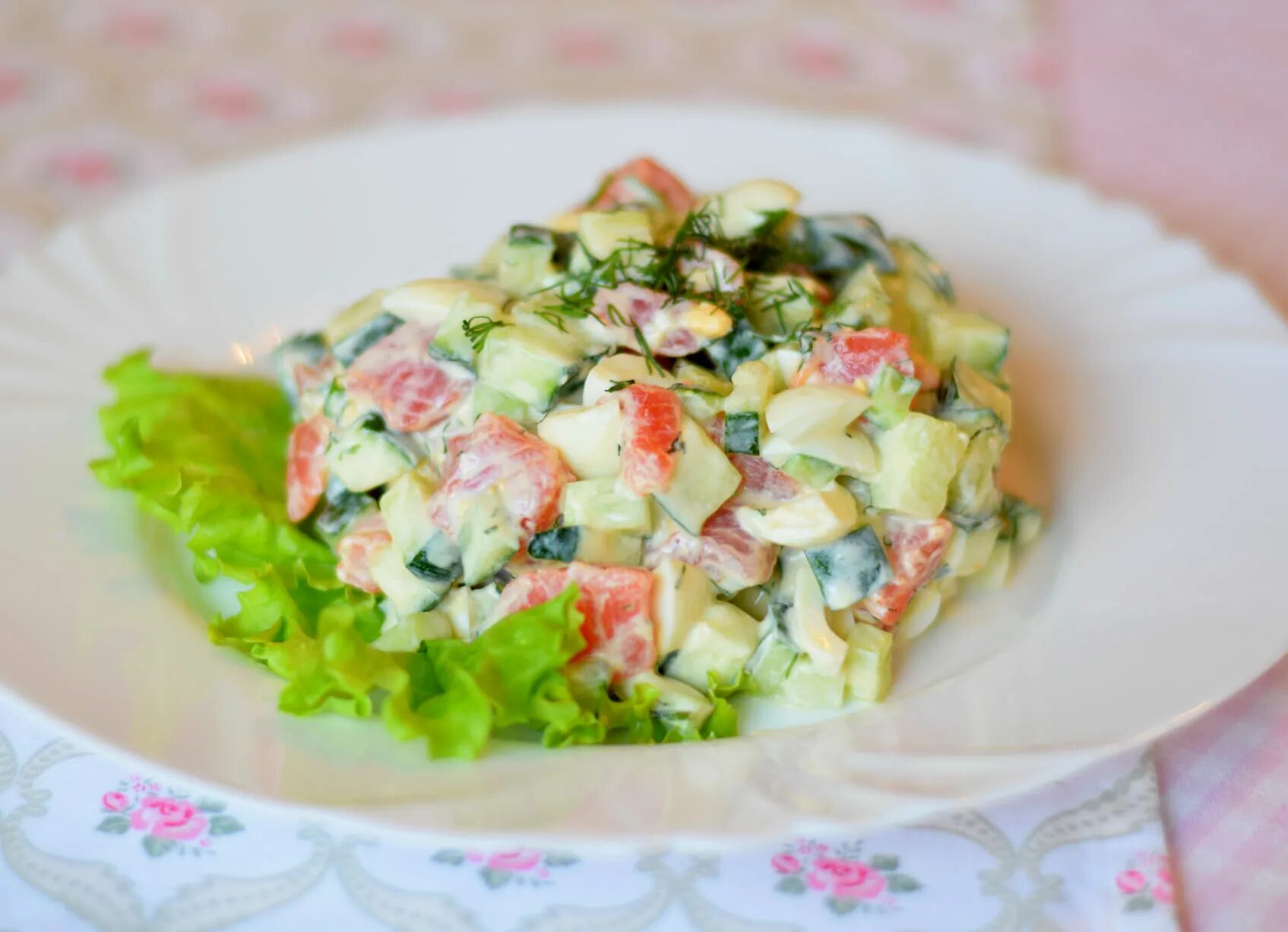 Салат с рыбой и свежими огурцами. Салат с сёмгой и огурцом. Салат из соленой форели. Салат с форелью слабосоленой. Салат с сёмгой слабосолёной и огурцом.