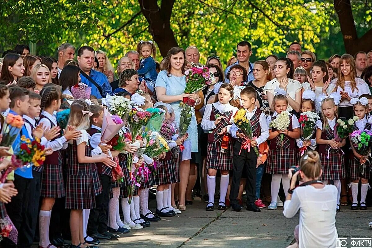 Школьники на линейке. Линейка в школе. Школьники на линейке в школе. Первый класс линейка.