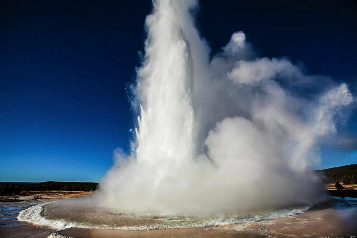 Кипение в горах. Гейзер большой фонтан Йеллоустон. Исландия гейзеры. Гейзеры и геотермальные источники в Йеллоустонском парке. Фонтан Гейзер 04105.