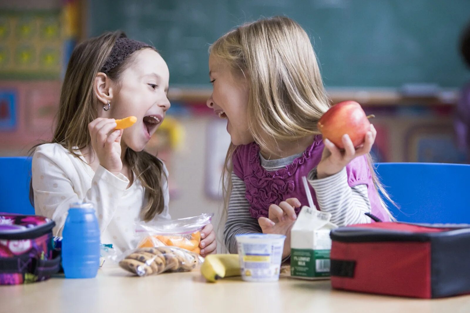 Eat in class. Дети едят ланч. student eating. ланч из трудных подростков. school pupils eating.