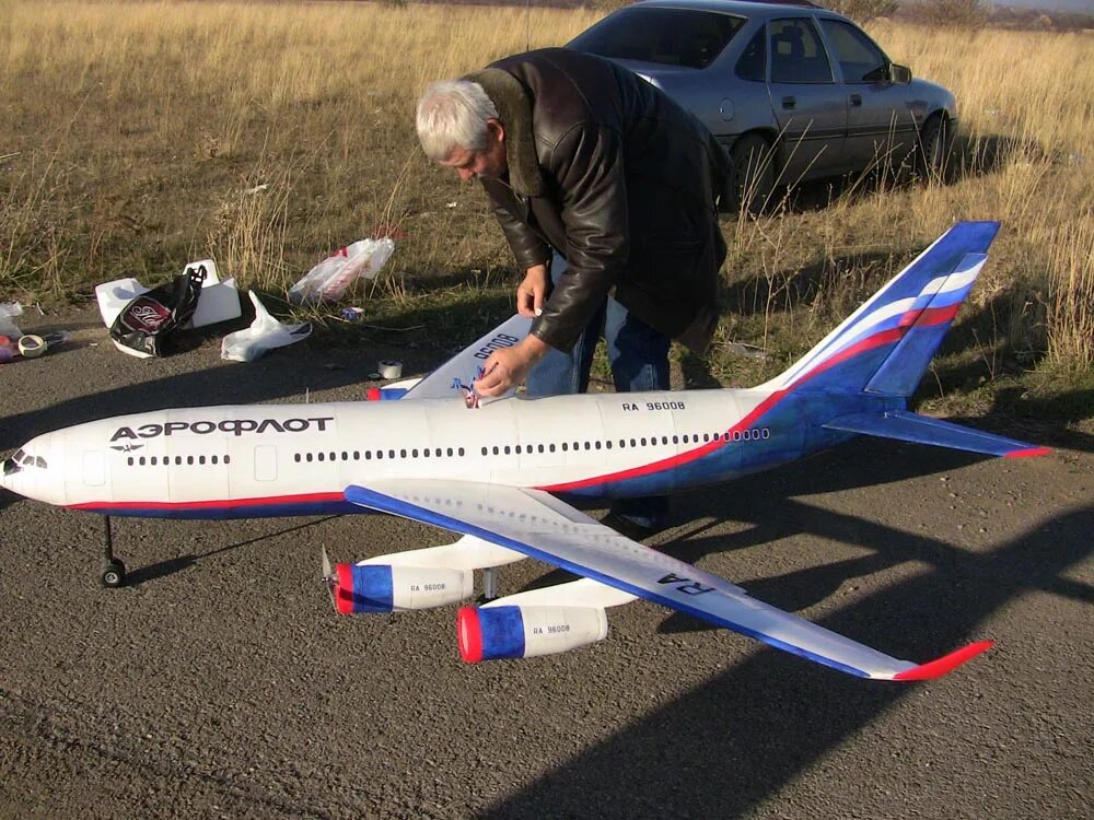 Полет радиоуправляемого самолета. Радиоуправляемый самолет Боинг 737. Авиамодель Боинг 737. Радиоуправляемая авиамодель Боинг 737. Модель Боинг 737 из потолочки.