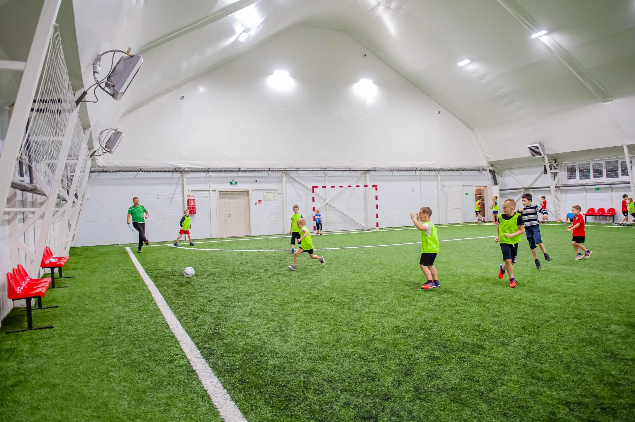 Мини футбольные залы в сочи. Спорткомплекс футбол. Спорткомплекс футбол. Спорткомплекс футбол. Манеж минифутбольный планировка.