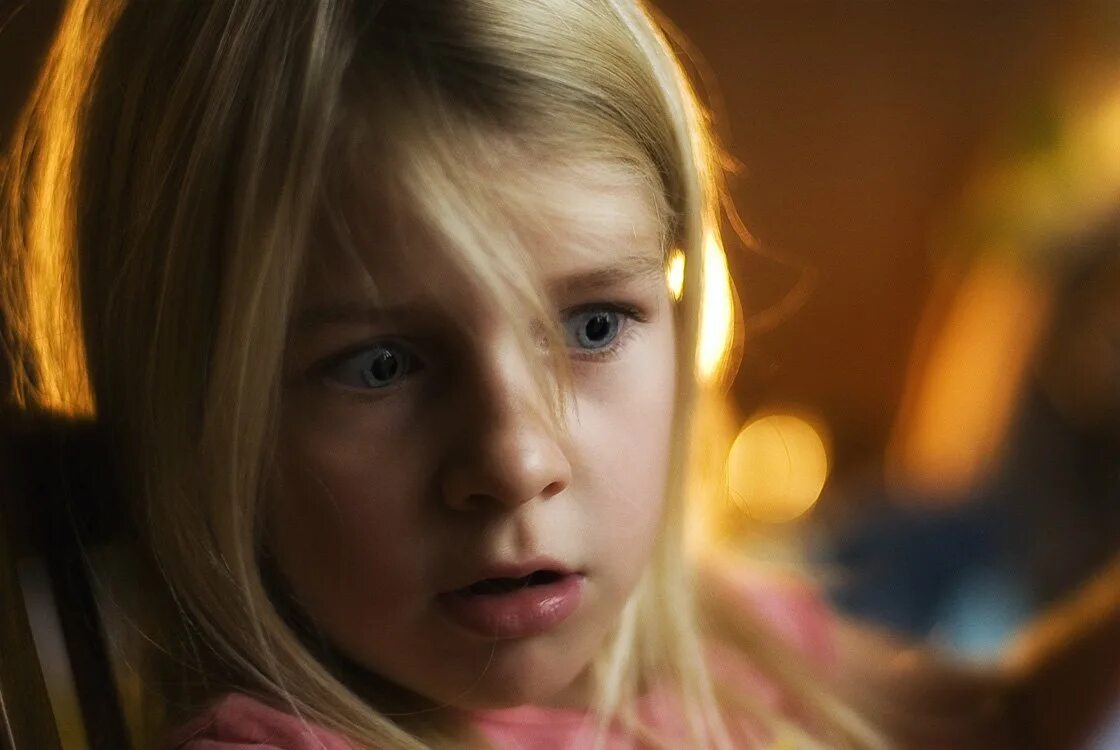 John wilhelm фотограф. Маленькая девочка из фильма ужасов. Красивая девочка аня. Девочка с веснушками. Странная девушка.