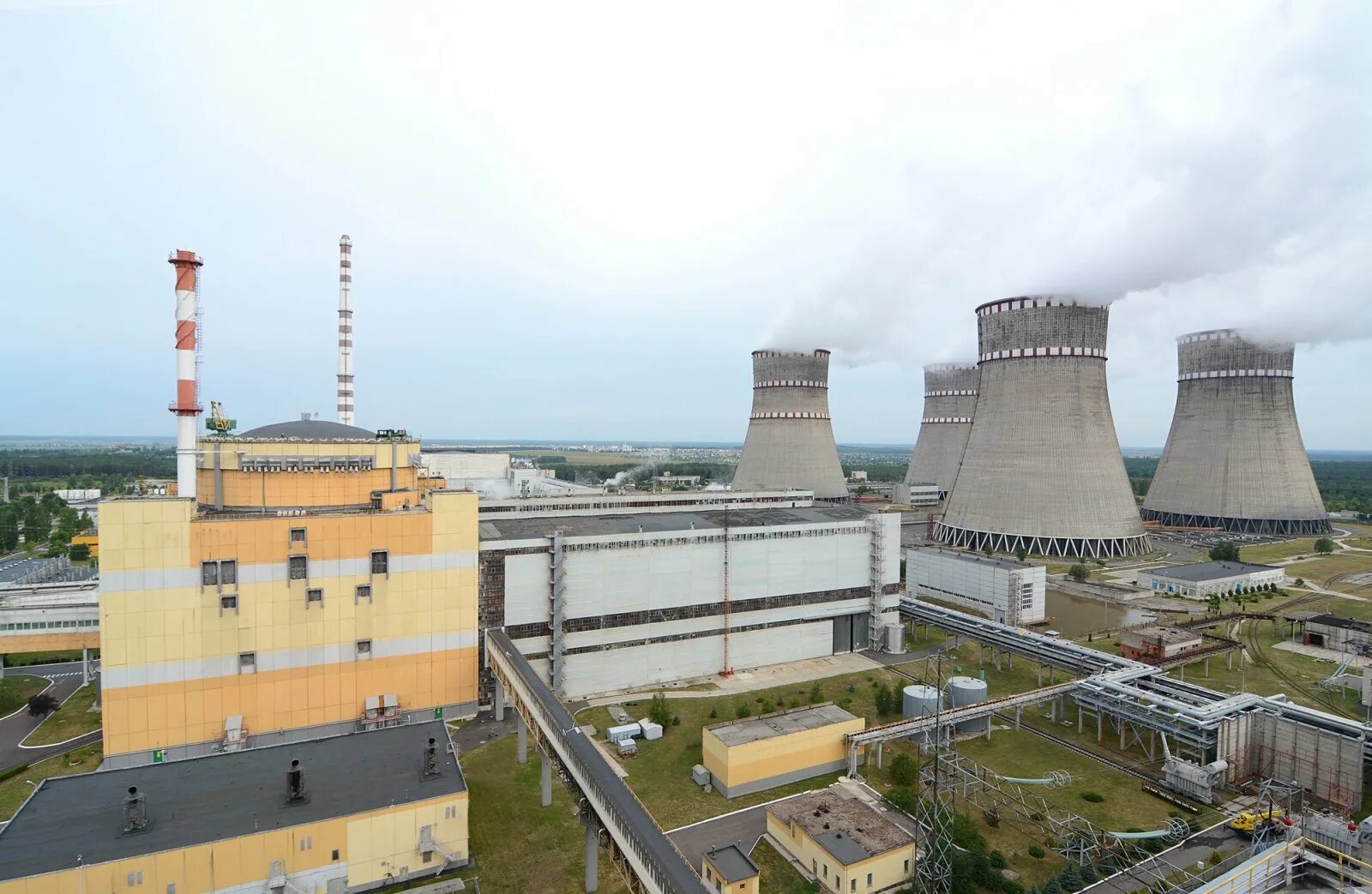 Какие электростанции на украине. Ровенская атомная станция. Ровенская АЭС, Украина. Ровенская АЭС атомная электростанция. Ядерные АЭС на Украине.