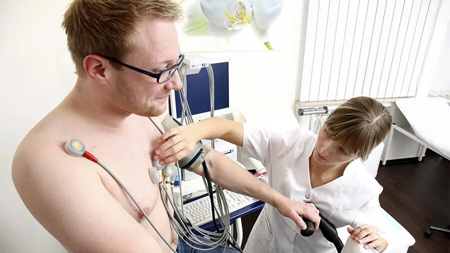 Фоноэлектрокардиограф. Пациент с ибс. Кардиолог и пациент. Обследование кардиолога. Электрокардиография.